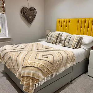 https://castle-cottage-harrogate.yorkshirehotels.net